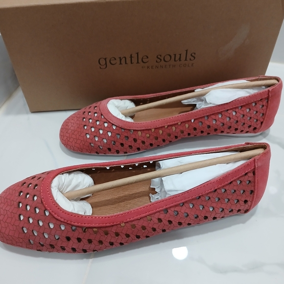 Amazon.com | Gentle Souls by Kenneth Cole Women Gentle Souls by Kenneth Cole Women\'s Eugene Travel Woven Ballet Flat Coral 7 NWT